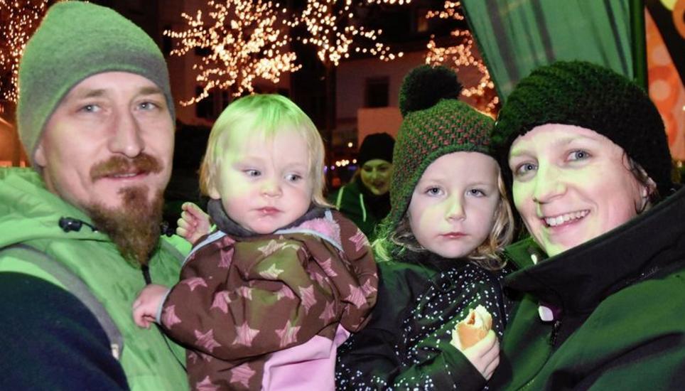 Familie Hübscher, Vater Josua, Mutter Janice und die Töchter Emma (l.) und Lina wären am liebsten selbst aufs Eisfeld – die Show gefiel ihnen trotzdem sehr gut.