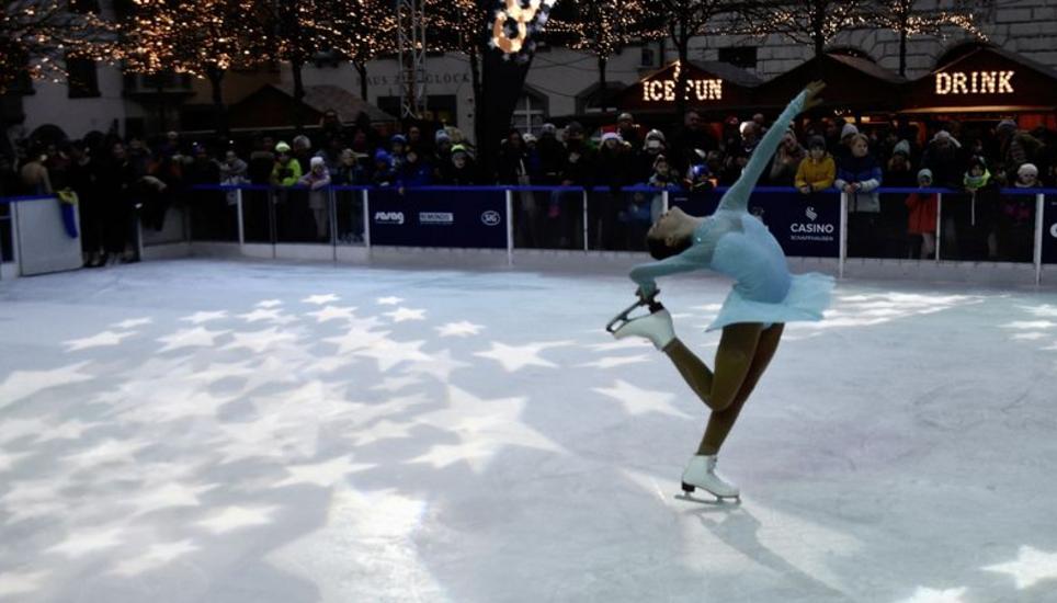 Auf der kleinen Eisfläche war es für die Eiskunstläuferinnen nicht ganz einfach, ihre Kür vorzuführen – trotzdem gaben sie ihr Bestes. Bilder: Julia Leppin