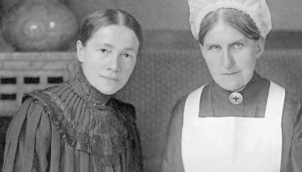 Spitaldirektorin und Chirurgin Anna Heer (links) und Oberin und Pflegefachfrau Ida Schneider gründeten und leiteten die «Pflegi». Bild: Efef-Verlag