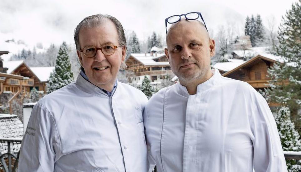 Ab dieser Wintersaison sind André Jaeger (l.) und Fabrizio Crespi das neue Kochduo im Park Gstaad Hotel: Crespi, der neue Executive Chef, wird dabei von Jaeger als Berater unterstützt. Bild: zvg