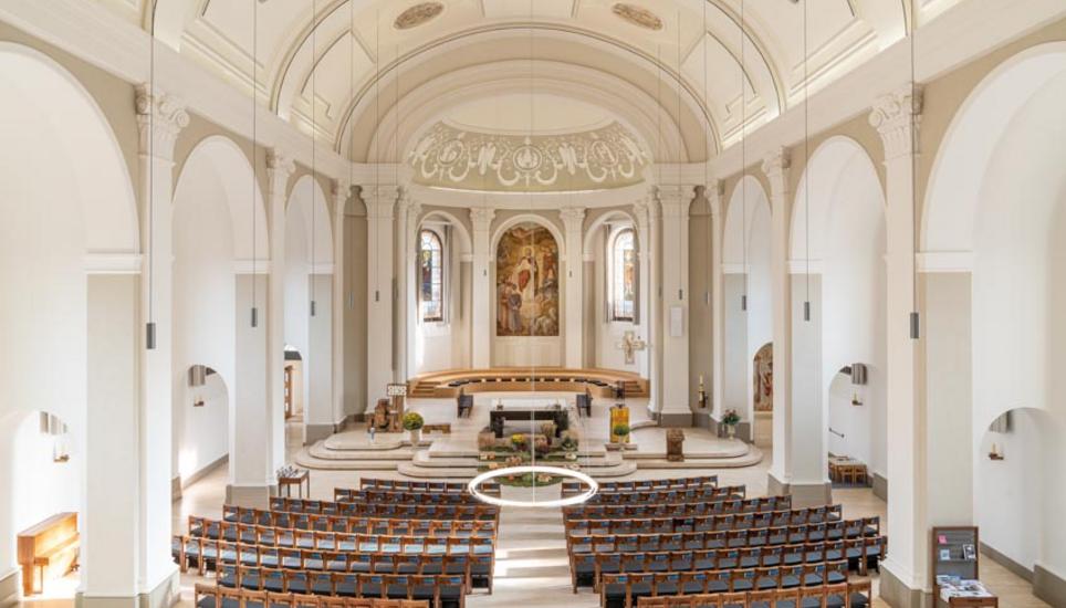 700 ledrige Sitzgelegenheiten bietet nun die Kirche Guthirt.