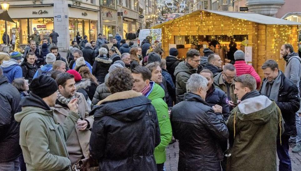 Es ist im Winter einer der Lieblingstreffpunkte von vielen: Der Glühweinstand auf dem Fronwagplatz. Bild: Flavia Grossenbacher
