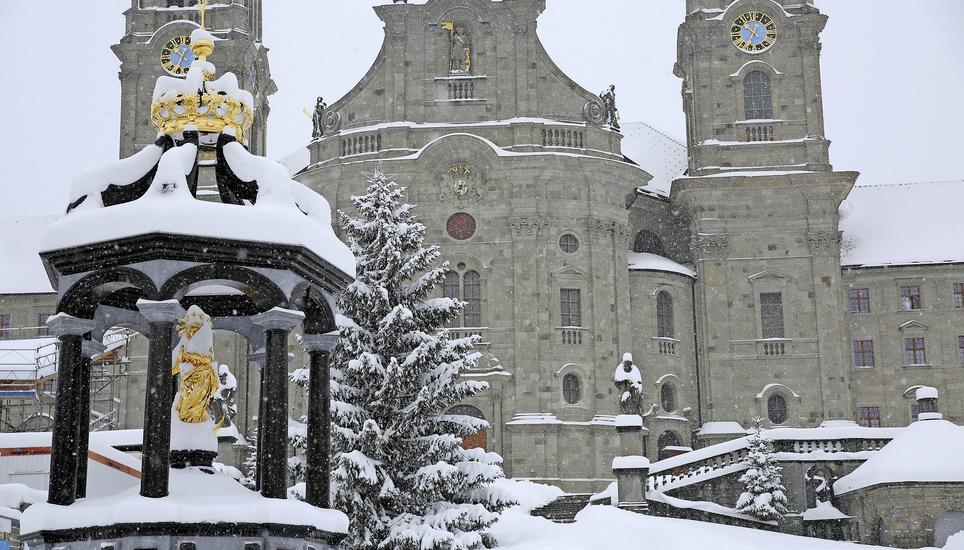 Weihnächtliche Andacht, winterliche Exkursion und weinfreundliche Einkehr – dies alles lässt sich über die Weihnachtstage in Einsiedeln unter einen Hut bringen und mit einer Pilgerfahrt zur berühmten Schwarzen Madonna verbinden.Bild: zvg Kloster Einsiedeln, J.-M. Duvoisin