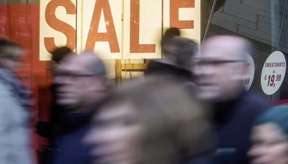 Schilder, die mit Preisreduktionen werben, verleiten mittlerweile das ganze Jahr durch zu undurchdachten Spontankäufen. Das schlechte Gewissen folgt meistens kurz danach. Bild: Key