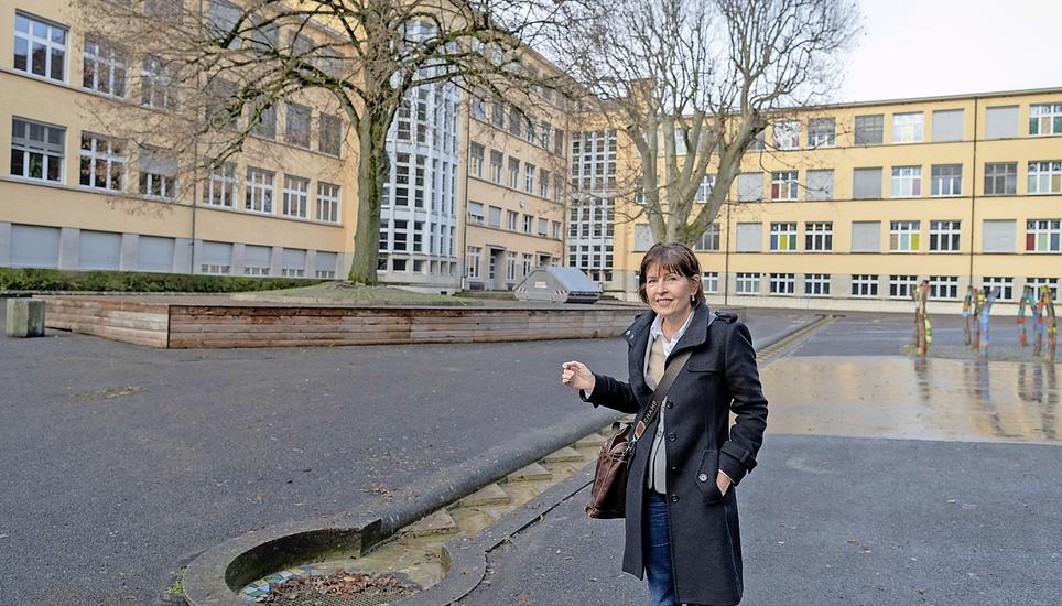 Sabine Brinitzer erklärt die Architektur der «Neuen Sachlichkeit» mit Beispielen in Schaffhausen. Bilder: Melanie Duchene