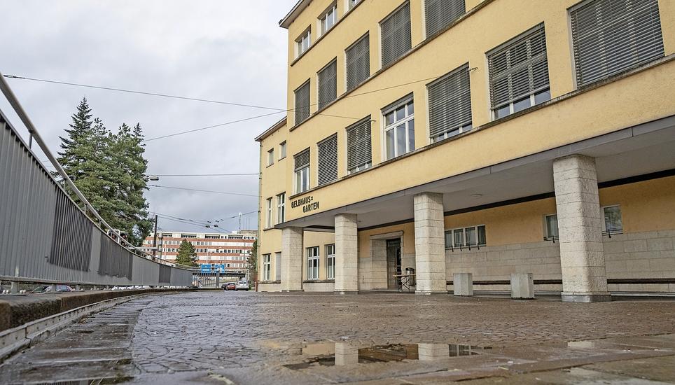 Das Schulhaus Gelbhausgarten von der Bachstrasse aus gesehen. Das Wettbewerbsprojekt hatte «ein Blickpunkt der Strassen» geheissen. Architekt: Eduard Lenhard.