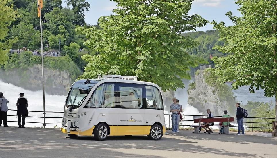 Der autonome Bus steht seit Monaten wegen technischer Probleme still. Bild: Daniel Jung