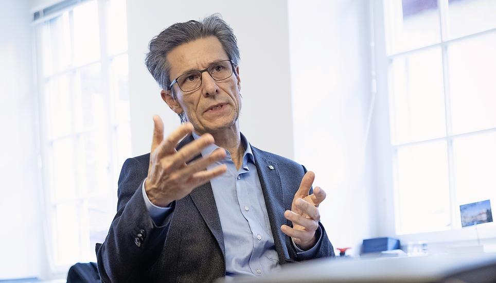 Stadtpräsident Peter Neukomm im Gespräch über den Vaterschaftsurlaub. Bild: Melanie Duchene