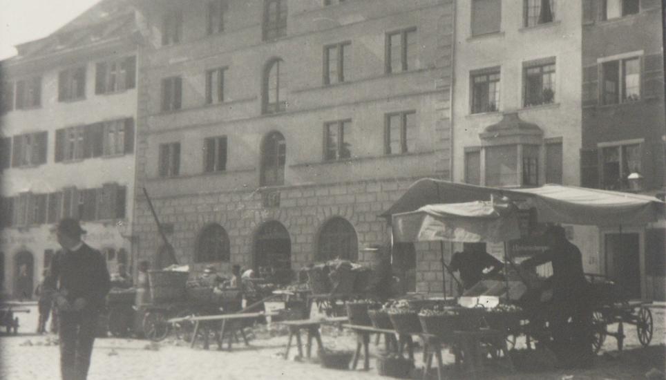 Damals eine regelmässige Veranstaltung: Der Markt auf dem Herrenacker. Das Bild stammt aus dem Jahr 1920.