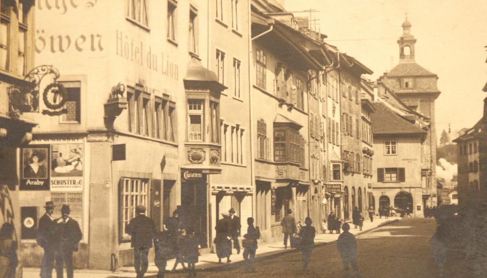 An solchen Fotos merkt man, wie viel Geschichte sich die Stadt Schaffhausen bewahrt hat: Der Eingang zum Löwengässchen, aufgenommen im Jahr 1920. Beachten Sie: Die Strassen sind noch unbefestigt.