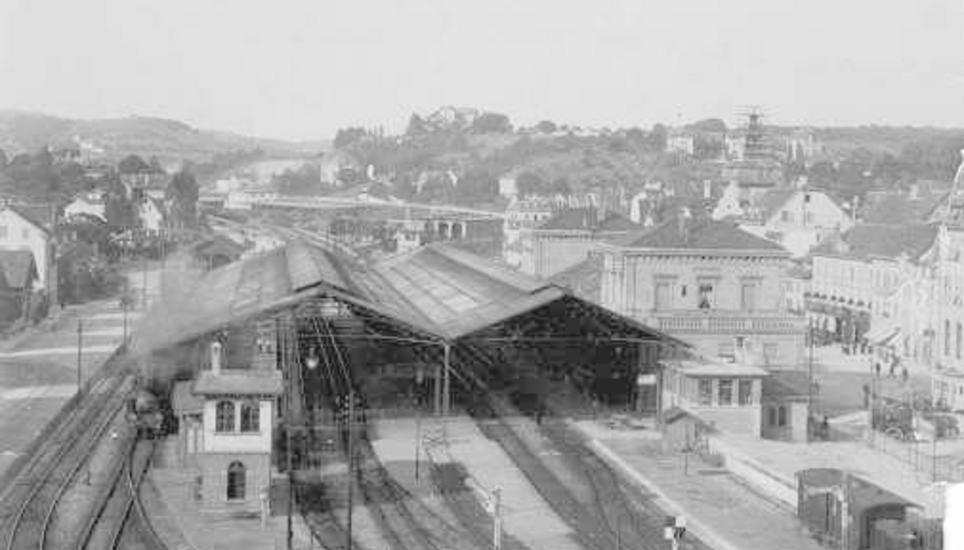 Auch hier erkennt man einige Gemeinsamkeiten mit der heutigen Zeit: Der Bahnhof in Schaffhausen im Jahr 1920.