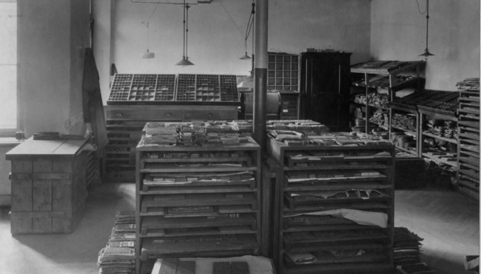 Eine Zeitung zu machen war damals auch viel Fleissarbeit: Die Buchstaben mussten lange Zeit noch einzeln gesetzt und dann gedruckt werden, so wie in dieser Setzerei aus dem Jahr 1920.
