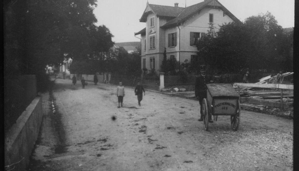 Gemächlicher ging es da schon bei der Post zu: 1920 wurde diese noch mit dem Handkarren ausgetragen, wie Sie auf diesem Bild aus Thayngen sehen.