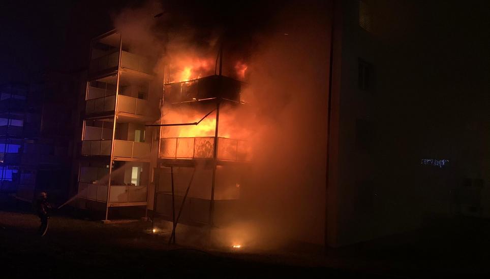 Fast 100 Einsatzkräfte waren mit dem Brand beschäftigt. Bild: SHPol