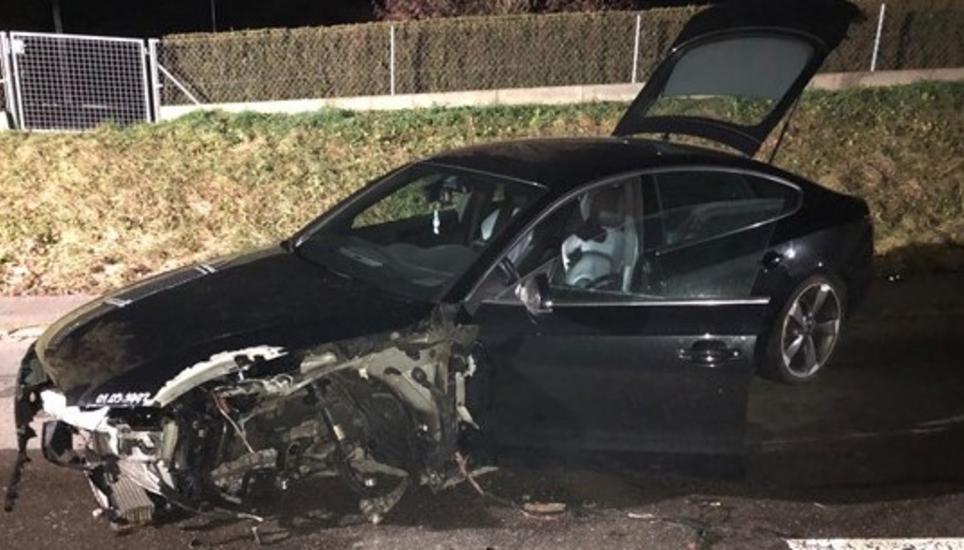 Das Auto erlitt Totalschaden und musste abtransportiert werden. Bild: SHPol