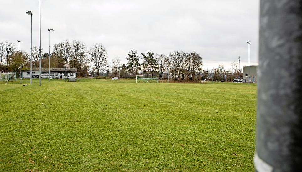 Aus dem Naturrasenplatz II, direkt beim Nationalen Handball- und Trainingszentrum, soll ein Fussballfeld mit Kunstrasen werden. Bild: Roberta Fele