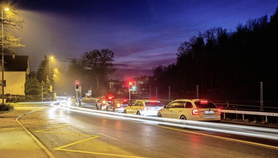 Diese Ampeln am Knoten Klettgauerstrasse/Engestrasse bei der Ortseinfahrt von Neuhausen am Rheinfall sind seit Längerem heftig umstritten. Bild: Roberta Fele