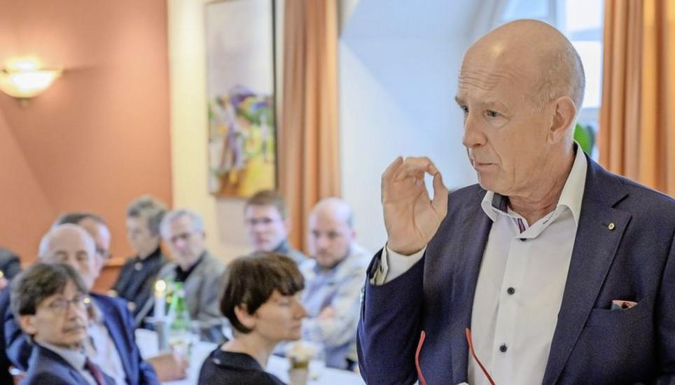 Kritisierte die Wirtschaftspolitik der EU: Kantonalbank-Chef Martin Vogel am Neujahrs-Apéro der FDP im Restaurant La Piazza am Thiergarten. Bild: Michael Kessler