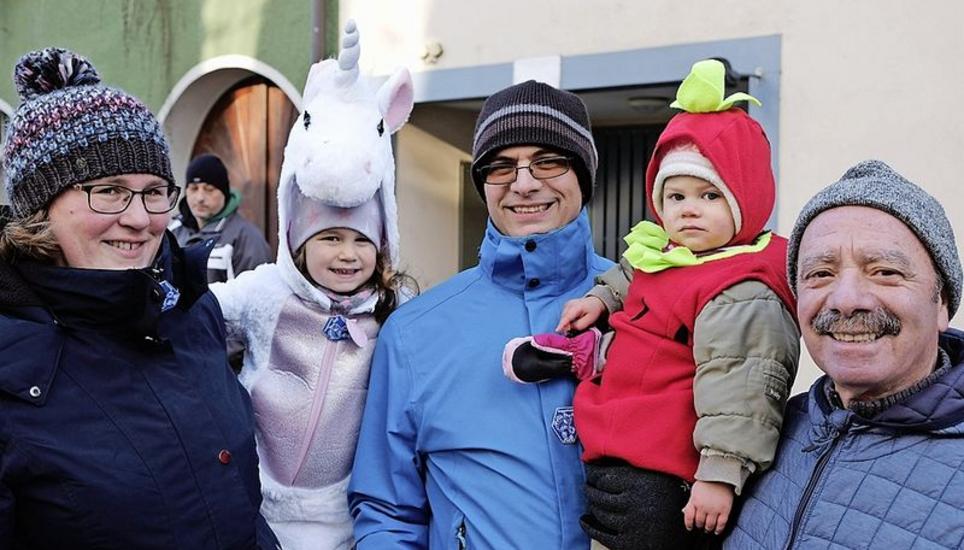 Familie Falcone mit Nonno Giuseppe und den Kindern Emma und Nora: «Wir gehen jedes Jahr an die Fasnacht.»