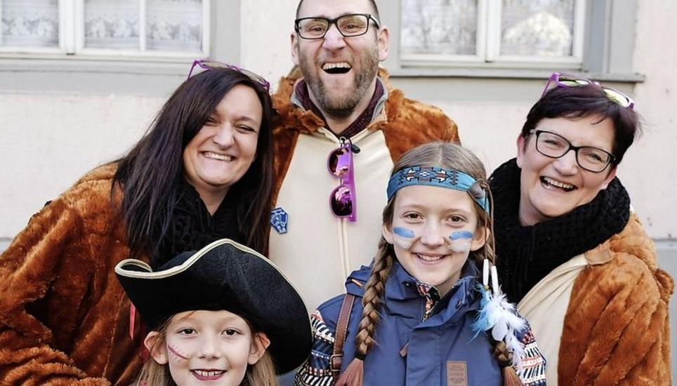 Die Familie Vetterli-Ilg mit den Kindern Celina und Luana aus Wagenhausen: «Wir sind richtige Fasnächtler und jedes Jahr in Diessenhofen anzutreffen.»