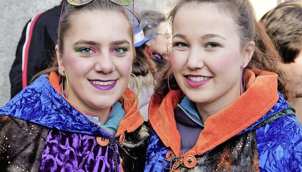Anuschka Grob (links) und Mara Gebert: «Wir helfen seit Jahren an der Kinderfasnacht und freuen uns, wenn die ‹Rhy-Alge› dann als Gegenleistung bei uns in Schlatt auftritt.»