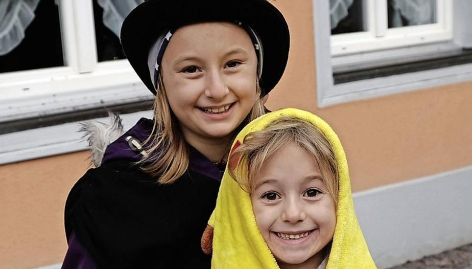 Leandra und Caroline Abt aus Unterstammheim: «Wir sind bei Grosi auf Besuch und freuen uns an der Fasnacht, weil sie so fröhlich und laut ist. Doch die Hexen sind schon ‹gfürchig›.»