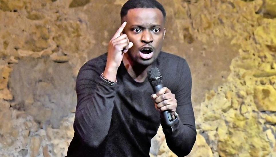 Der Schweizer Komiker Charles Nguela unterstrich seine Pointen mit ausgeprägter Gestik und mimischem Schalk. Bild: Christoph Merki
