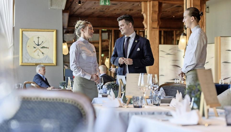 Managing Director Raphael Pedroncelli (Mitte) mit Marina Doncila und Dominik Nedved im hoteleigenen Restaurant La Rôtisserie. bild: Michael Kessler