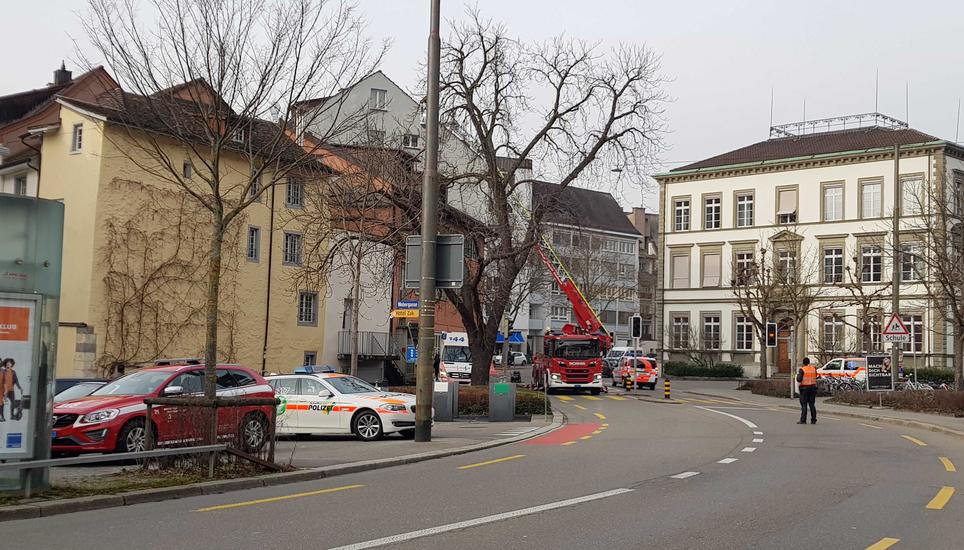Der Notfall in der Bachstrasse ereignete sich gegen 13 Uhr. Bild: Philipp Honegger