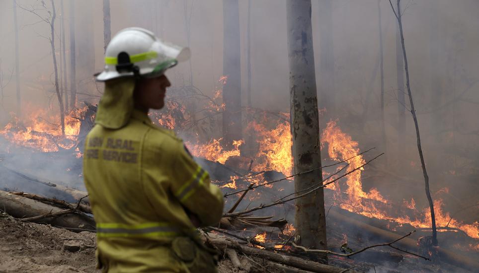 Die Buschfeuer wüten seit Wochen in Australien. Dieser Feuermann überwacht einen unter Kontrolle gebrachten Brand. Bild: Key