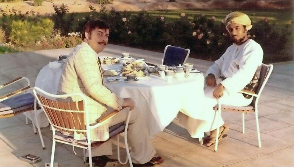 Hannes Pantli und Sultan Kabus bin Said beim gemeinsamen Tee in den 1970er-Jahren. Bild: zvg