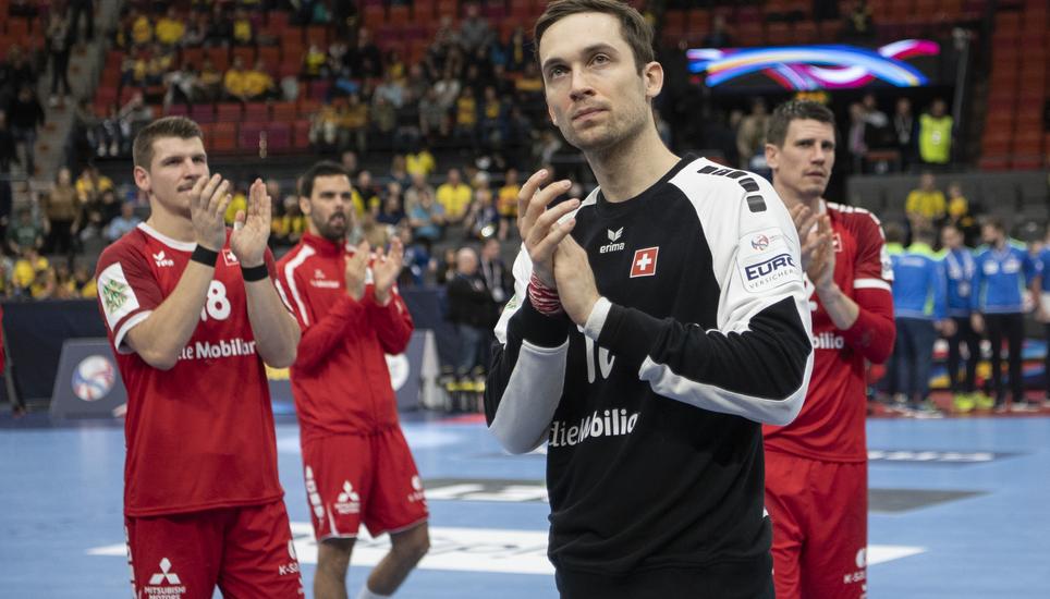 Grosse Enttäuschung nach dem Aus in der Gruppenphase bei den Spielern der Schweizer Handballnationalmannschaft. Im Vordergrund: Ex-Kadetten-Goalie Nikola Portner. Bild: Key
