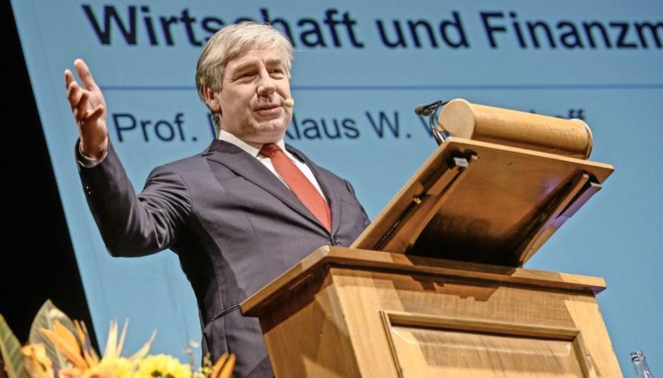 Kritisierte die Schweizerische Nationalbank und ihre Geldpolitik im Schaffhauser Stadttheater: Ökonom Klaus Wellershoff. Bild: Melanie Duchene