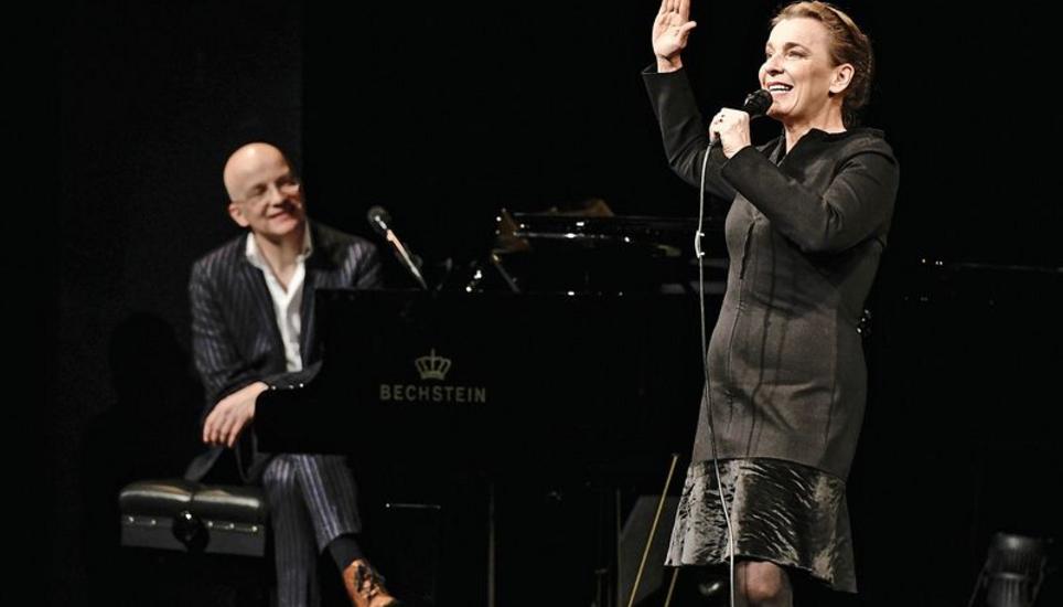 Ein toll eingespieltes Team: Kabarettistin und Sängerin Tina Teubner und Ben Süverkrüp am Klavier. Bild: Melanie Duchene