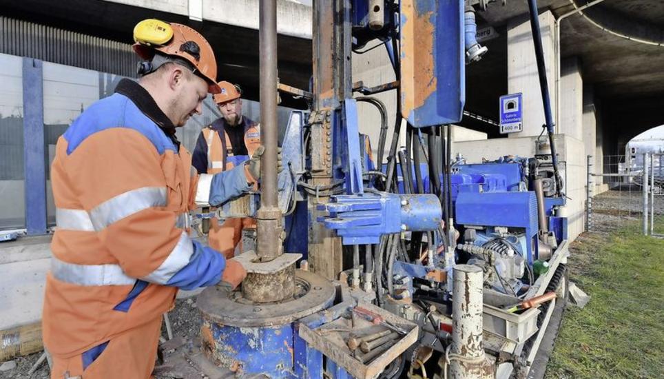 Das Bohrgerät «5-Tonnen-Raupe» im Einsatz: Bohrhelfer Milan Harandza (l.) und Bohrmeister Marcin Lesiuk machen eine rund 25 Meter tiefe Kernbohrung. Bilder: Michael Kessler