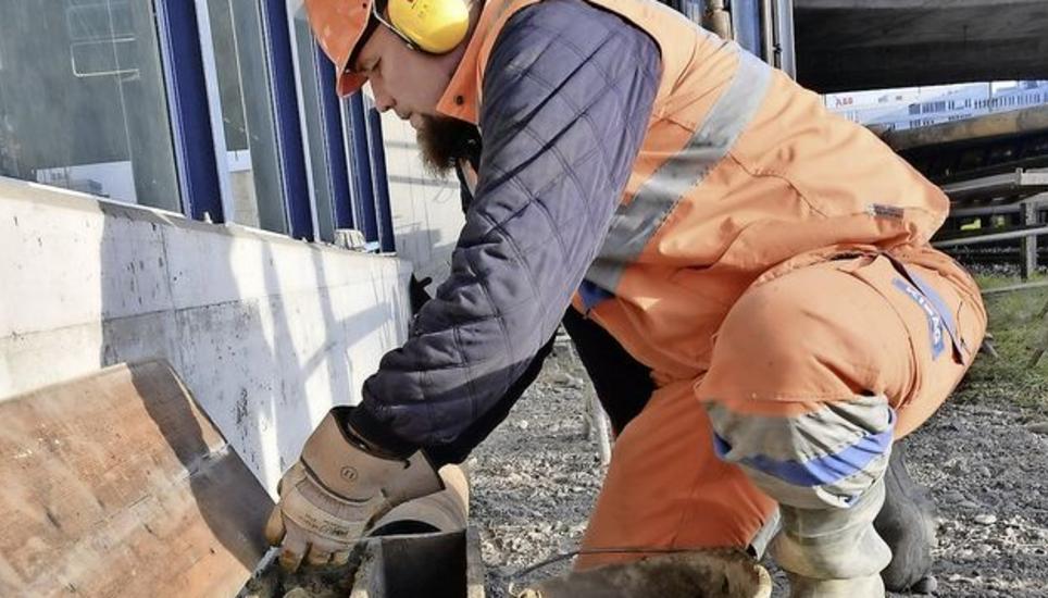 Bohrmeister Marcin Lesiuk legt das gelöste Material in eine Auswertungskiste.