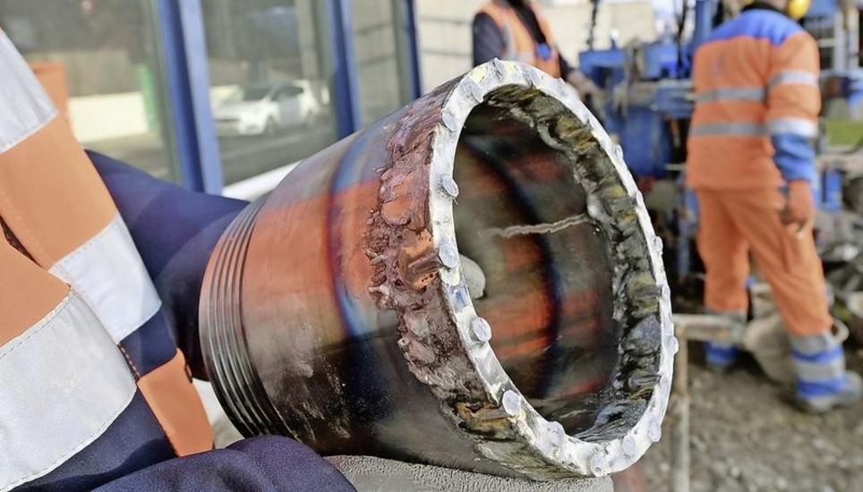 Die verwendeten Bohrköpfe sind mit Industrie-Diamanten besetzt.