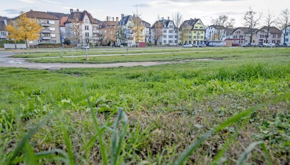 Heute dient die Burgunwiese im Ortszentrum von Neuhausen am Rheinfall vor allem als Parkplatz. Über dessen Zukunft ist sich der Einwohnerrat uneinig. BILD MELANIE DUCHENE
