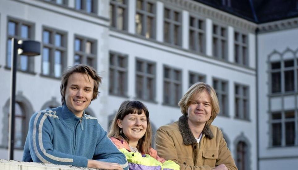 Gianluca Looser, Fiona Dal Cero und Finn Van Belle (v. l.) vor der Kantonsschule Schaffhausen. Bild: Selwyn Hoffmann