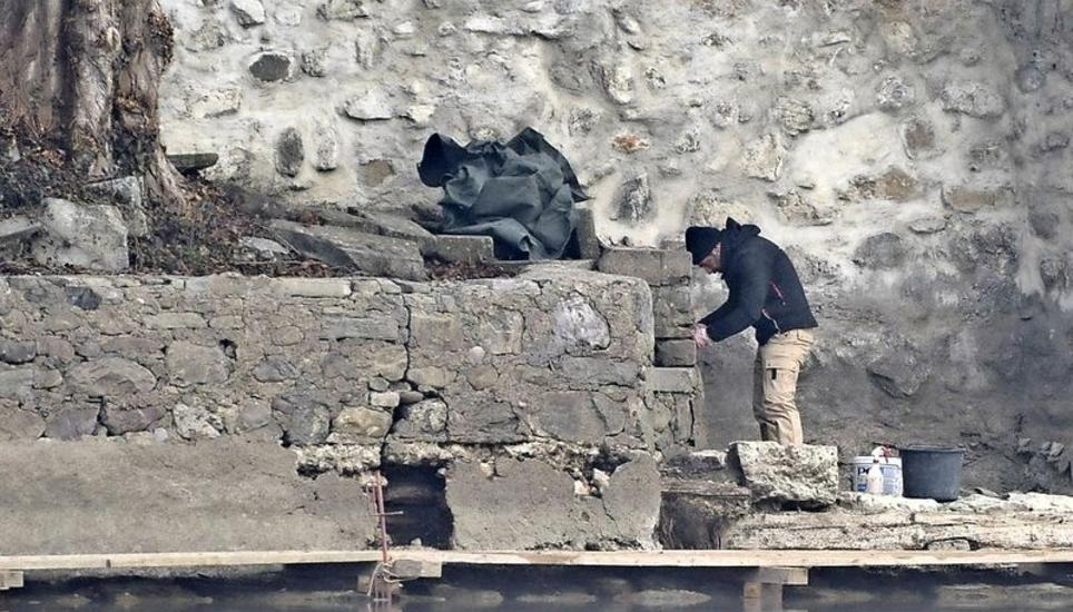 Die Sanierungsarbeiten an der Mauer erfordern grösste Sorgfalt. Bild: Thomas Martens