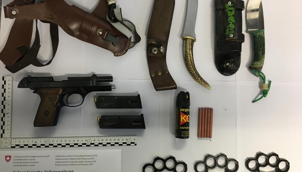 Beim Grenzübergang in Schleitheim konnten die abgebildeten Waffen gesichert werden. Bild: EZV