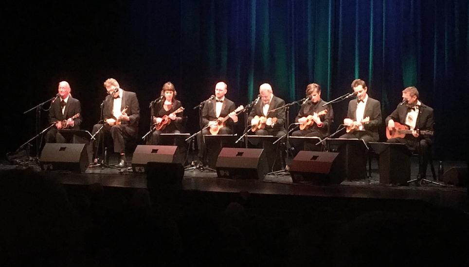 Die Klänge von acht Ukulelen erfüllen das Schaffhauser Stadttheater. Bild: Radio Munot