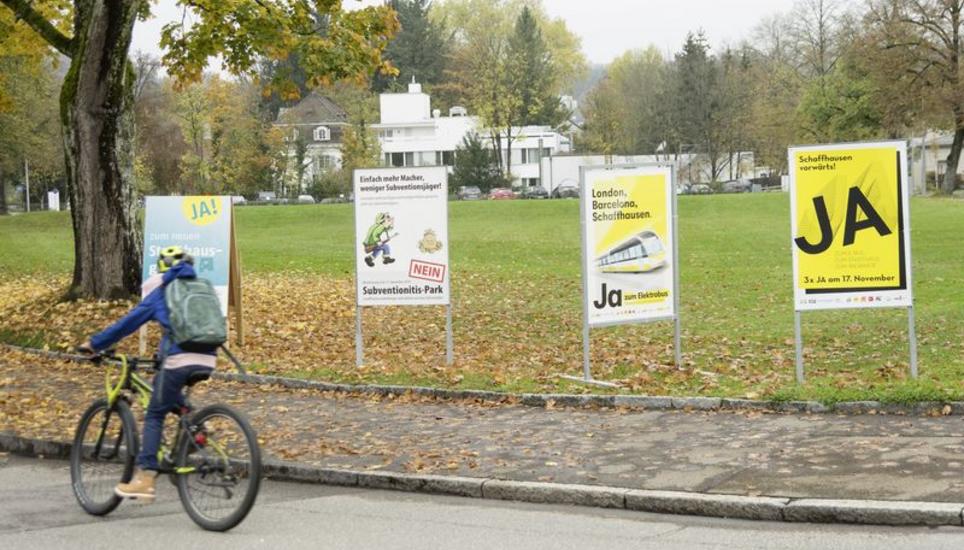 Wie finanzieren die Parteien und Abstimmungskomitees ihre Kampagnen (im Bild: Abstimmungsplakate in Schaffhausen im Herbst 2019)? Weit gehende Offenlegungspflichten fordert die kantonale Volksinitiative Transparenzinitiative. Archivbild: Flavia Grossenbacher