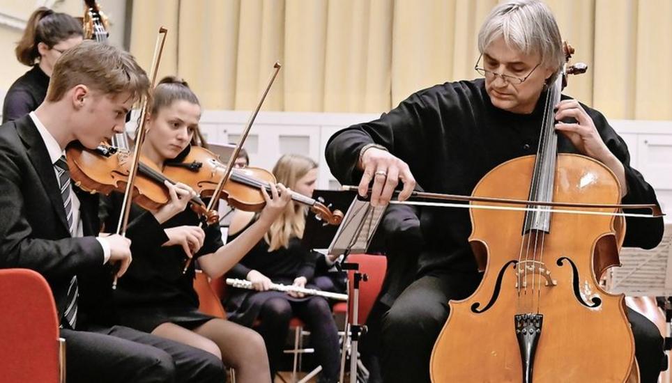 Eine musikalische Reise von Bagdad über Moskau nach Norwegen: Der Solist Peter Marti und Musiker des JOSH. Bild: Selwyn Hoffmann