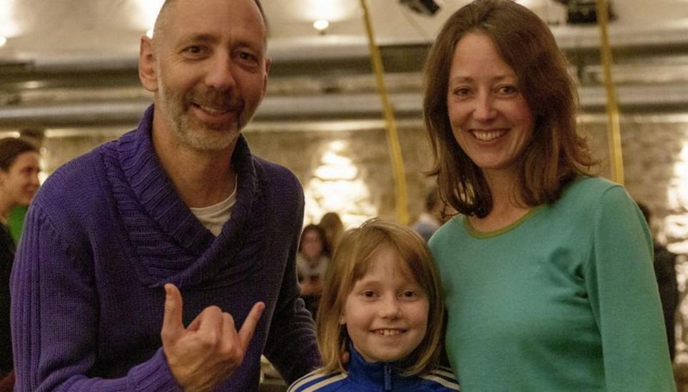 Ist selbst auch Musikschülerin: Mia mit ihren Eltern Andrea und Jean-Christian Dumas.