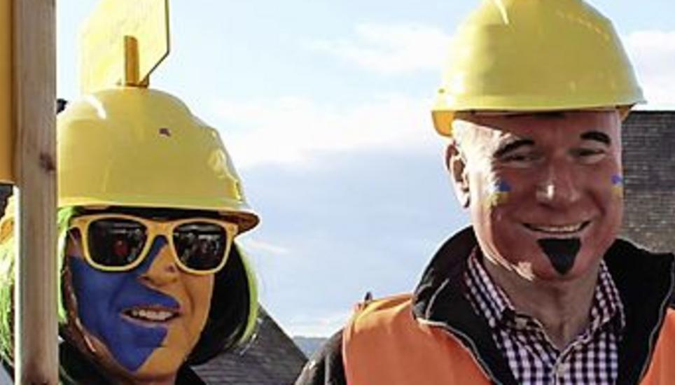 Fredy Ringli (l.) und Robert Bürgy, beide aus Uhwiesen, laufen jedes Jahr am Umzug mit. Dieses Jahr als Bushaltestellenplaner. Die Planung der neusten Haltestelle Wassergasse sei nicht fehlerfrei abgelaufen. Im ganzen Dorf haben sie mit Kollegen Haltestellen aufgestellt.