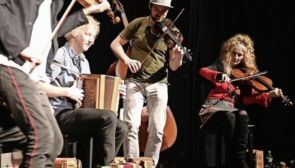 Mit dem Handörgeli und einem weiteren, exotisch anmutenden Instrumentarium: Doppelbock mit Lauterburg. Bild: Eric Bührer