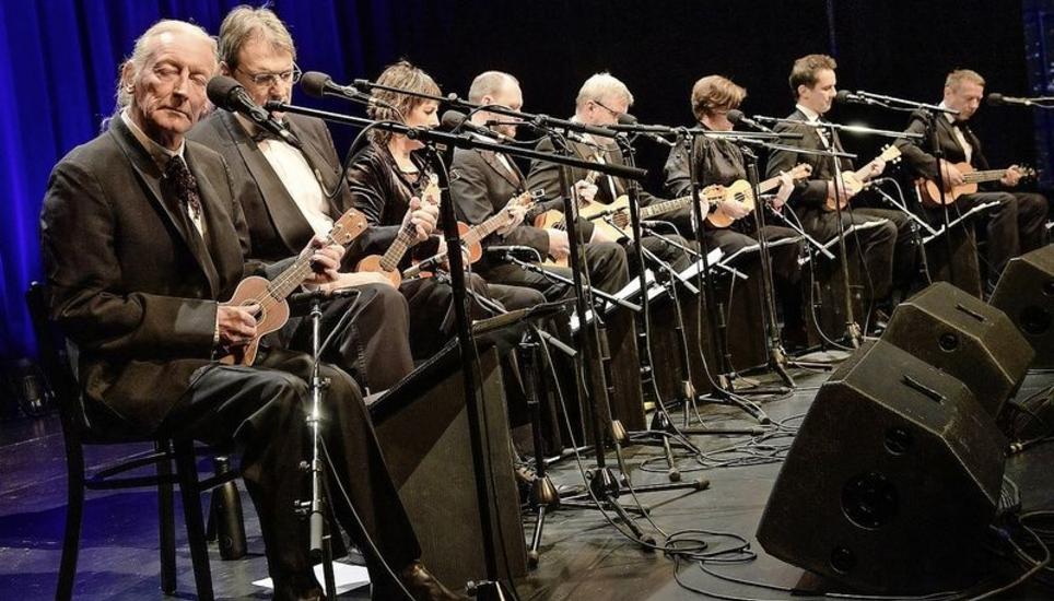 Die fabelhaften acht haben auch eine gute Prise britischen Humors: Das Ukulele Orchestra nahm das Stadttheater im Sturm. Bild: Michael Kessler