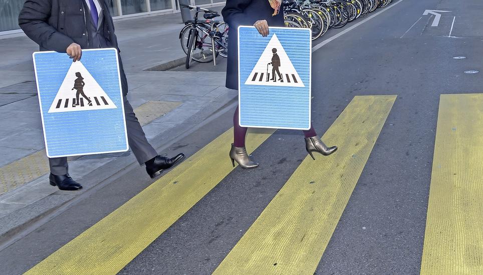 Genf macht es vor – zwei der verschiedenen Motive werden präsentiert: darunter eine schwangere Frau, eine ältere Person und ein weibliches Paar. Bild: Key