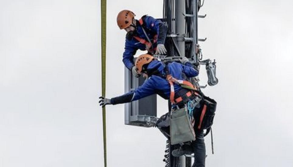 Sorgt für gewisse Ängste in Teilen der Bevölkerung: Aufrüstung einer Mobilfunkantenne mit der 5G-Technologie. Bild: Key